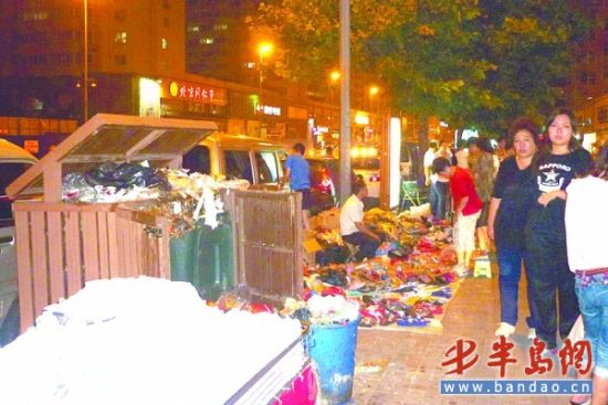 南京路夜市垃圾箱满溢 发出恶臭味熏跑路人
