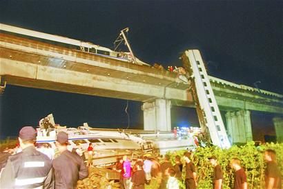 两动车相撞 四车厢坠桥_新闻中心_新浪网