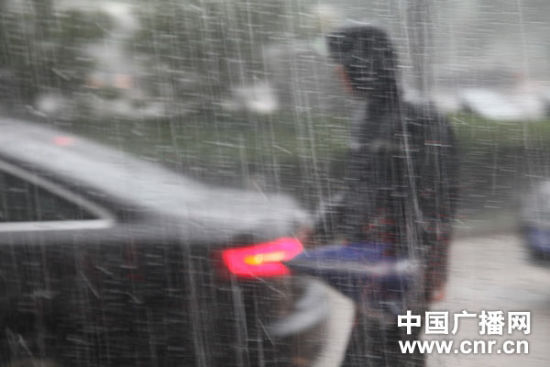 北京现短时强降雨 预计中午降雨将自西向东再