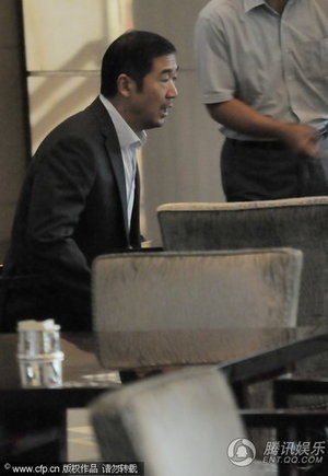 张国立与友人<em>喝茶</em> <em>头发</em>稀疏陷脱发危机_新闻中