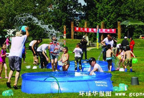 温哥华泼水节多族裔民众与华人一起狂欢