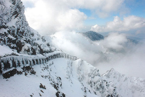 盛夏高温 冰雹15日空袭台湾玉山45分钟_新闻中心_新浪网