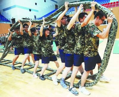 40多名北京高校学生骨干共同完成坦克履带项