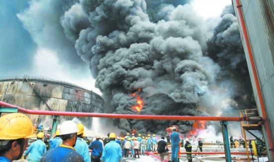 中石油大连石化储油罐起火 一年第四次大火