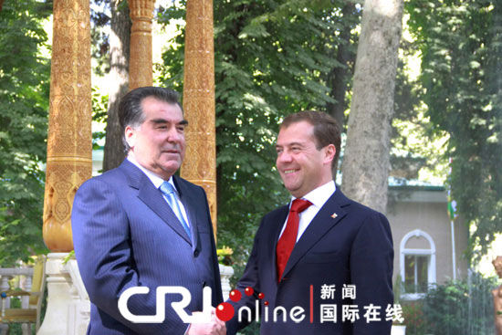 塔吉克斯坦总统拉赫蒙欢迎俄罗斯总统梅德韦杰夫.