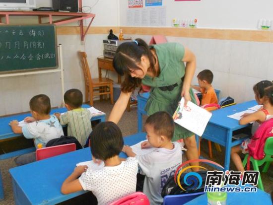 三亚瘸脚女大学生应聘教师被拒 当幼教圆教师