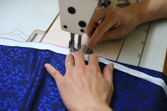嵌,滚,宕,盘,绣"的制作工艺成为了一件具有华丽夺目的中式旗袍