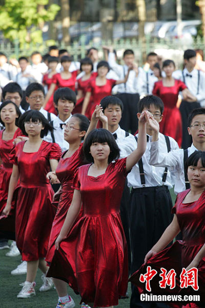 山东潍坊700中学生舞动校园华尔兹