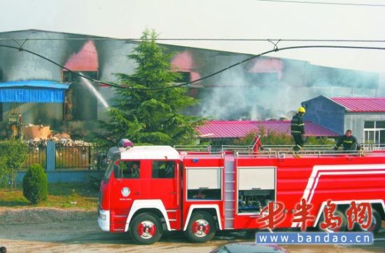 纸箱厂起火消防车排长队 记者采访被阻拦盯梢