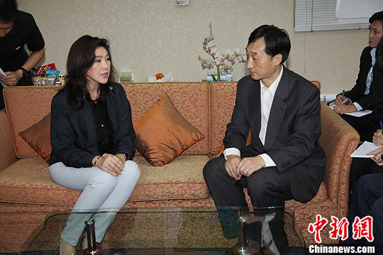 中国军队向泰国军队提供紧急抗洪抢险物资