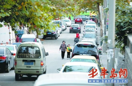 龙潭路车祸男孩惨死续 路边乱停车存安全隐患