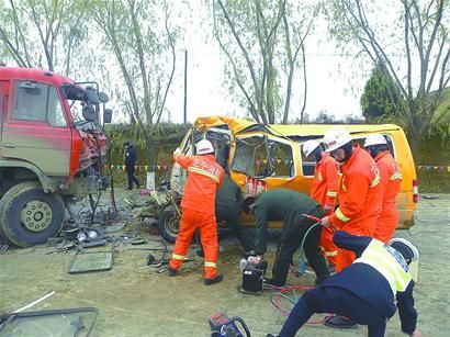 痛 校车超载逆行撞大货18幼儿夭折44人受伤