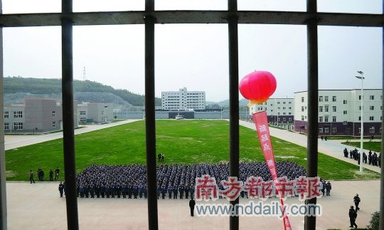 11月24日,四川省绵阳市小枧沟镇川北新监狱,600名服刑人员顺利抵达