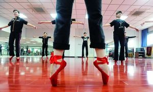 厂花们成了芭蕾舞演员_新闻中心_新浪网