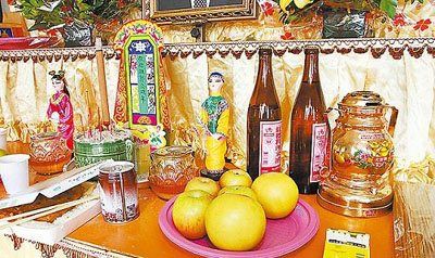 台一窃贼撬冰柜偷死人钱再赴灵前奉烟酒