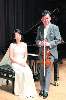 携他的日本钢琴家妻子濑田裕子回到故乡长沙,在湖南大剧院举行"盛中国