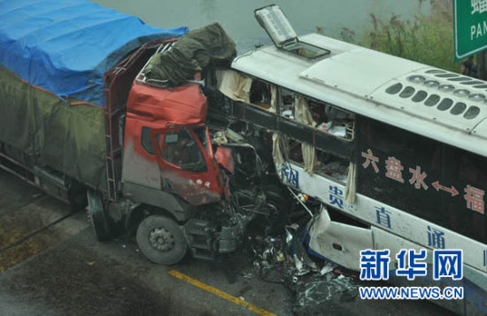 贵州水黄公路发生货车与客车相撞事故致2死21伤