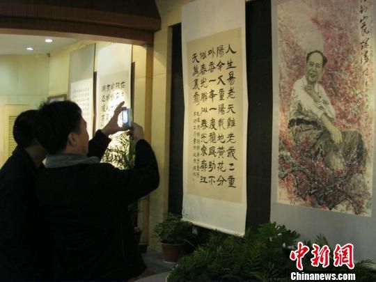 旅日画家书写毛泽东诗词纪念伟人诞辰118周年