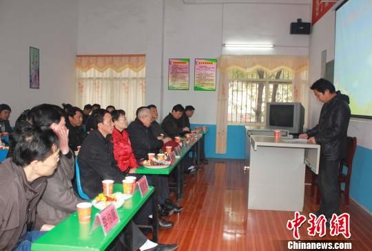 湖南省侨联官员赴娄底视察“侨(爱)心学校”