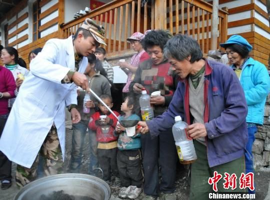 云南怒江边防为独龙族群众发放“爱心大锅药”