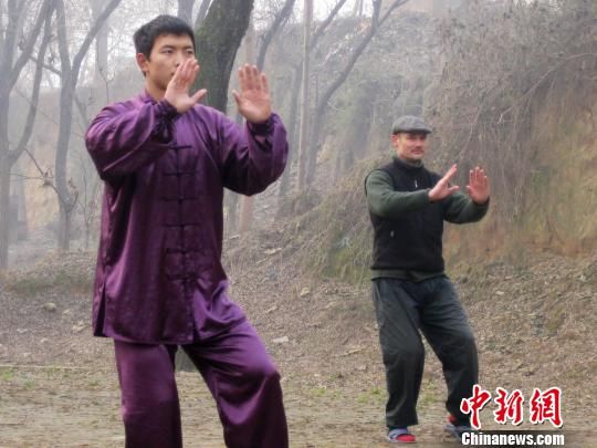 “老外”拜师中国“太极村”幽静山沟耍太极