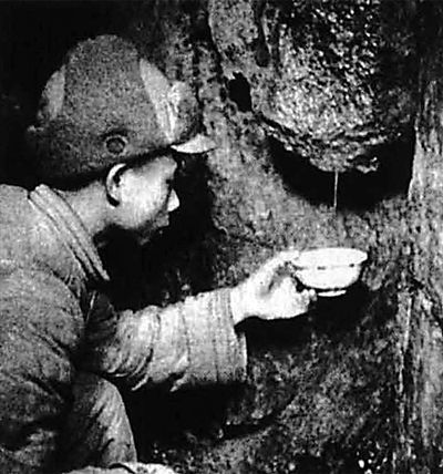 坑道内缺水,志愿军模范卫生员陈振安将石缝里流出来的水,一滴滴接