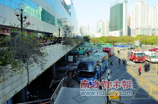 深圳罗湖汽车站大巴撞进人群5死5伤