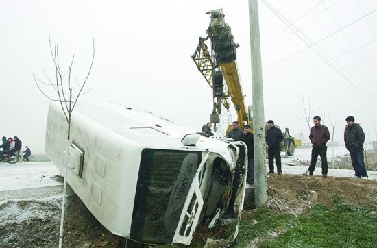 小雪“骚扰”40公里新路车撒欢20起车祸撞得惨