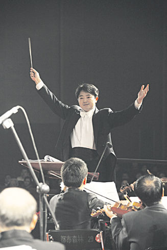 指挥、钢琴演奏一肩挑