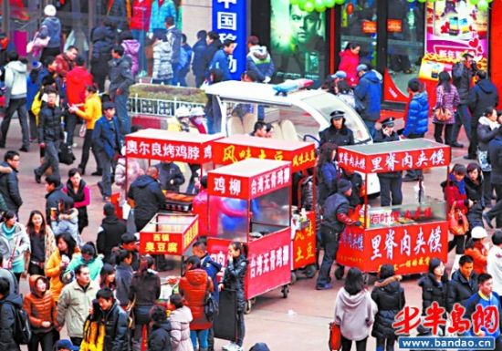 台东三路小吃摊挤瘫步行街