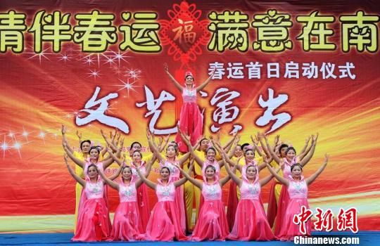 春运大幕开启铁路职工为过往旅客奉献文艺演出