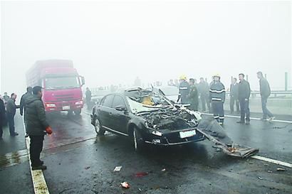 荣乌高速潍坊段多起车祸百车撞