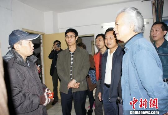 ���ڽ���������ο�ʹ����Ⱦ���2000��