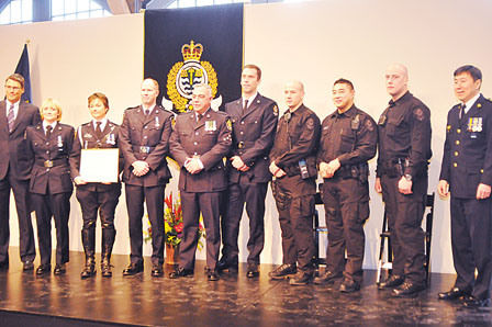 温哥华嘉许好市民警队精英华裔警员临危救人夺奖