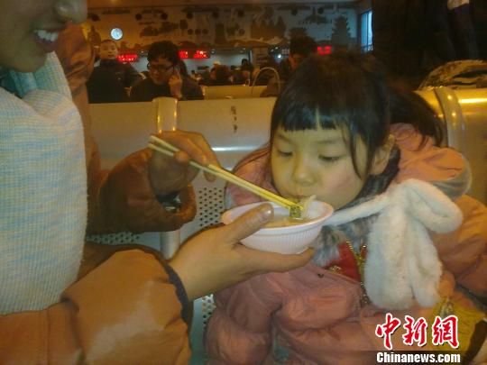 太原火车站“饺香”满溢八方人共品“年味”