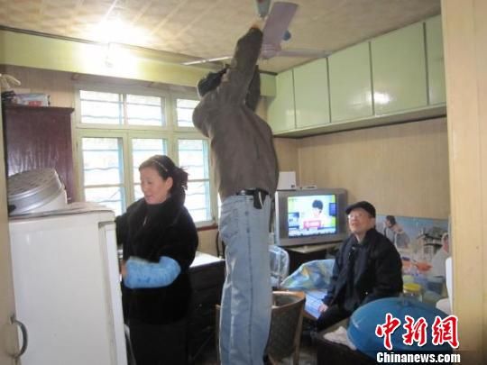 上海侨界志愿者为侨界独居老人送清洁