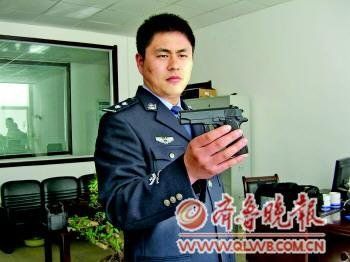 威海男子持玩具枪抢金店 被抓后称走投无路赌