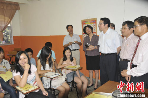 四海同春艺术团频访侨社国侨办官员近距离察侨情