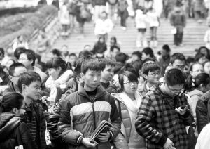 富兰克林为何没去扶摔倒的女士作文讨论帮助他