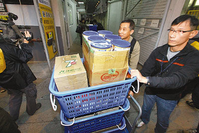 港现伪造超市购物券集团疯狂套现百万10人被捕