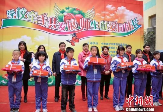 南宁公办民办学校“拉手”与外来务工子女交心