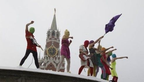 俄<em>女子朋克乐队</em>两队员被捕 曾唱反普歌曲_新