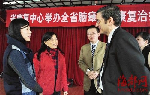 在单位当好力工在社会常做义工