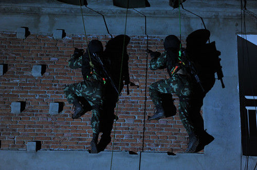 武警挑战《士兵突击》90后战士如何以少克敌