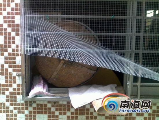 ���ڣ�С͵���ҵ��������β�Ǯ�ű��������ڻ�