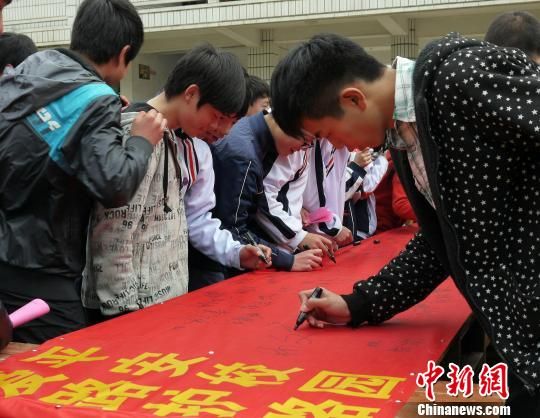 福州铁路警方联手中小学开展高铁安全意识教育