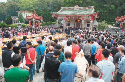 苗栗县公馆乡傅家昨天清明扫墓祭祖,台湾各地子孙上千人返乡祭拜.