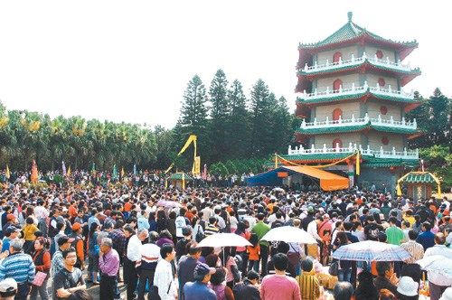 据台湾《联合报》报道,台湾桃园县新屋乡叶五美公祠清明节扫墓传统
