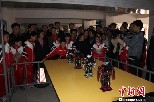 中国流动科技馆走进四川兴文苗乡民众免费体验