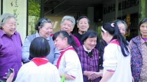 “雷锋叔叔3月里来了,永远都不会走!”